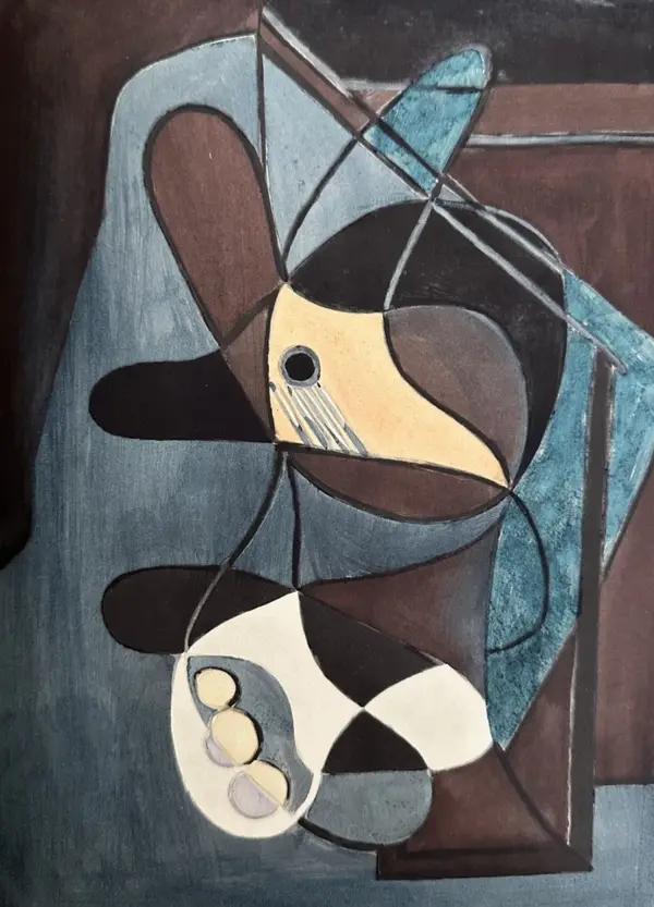 FRUTTIERA E CHITARRA SU FONDO GRIGIO (회색 배경 위의 과일 그릇과 기타)